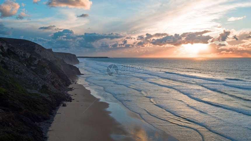 自然结石环境从葡萄牙ValeFigueiras海滩美丽日落的空中图片