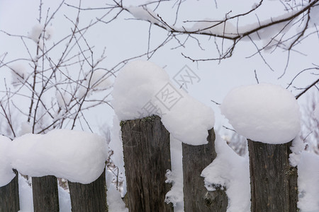 冬天的阴云满是白雪的旧木栅栏自然天气俄罗斯图片