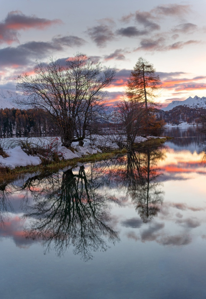 自然日落时瑞士阿尔卑斯山的恩加丁河谷景观云湖图片