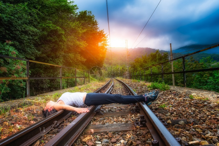 丢失女孩躺在火车轨道上铁路精神图片