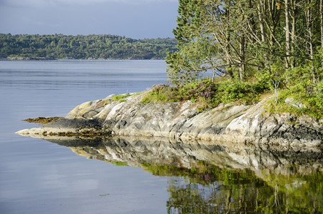 草挪威卑尔根周围的海洋有岛屿和云水湖泊放松多岩石的图片