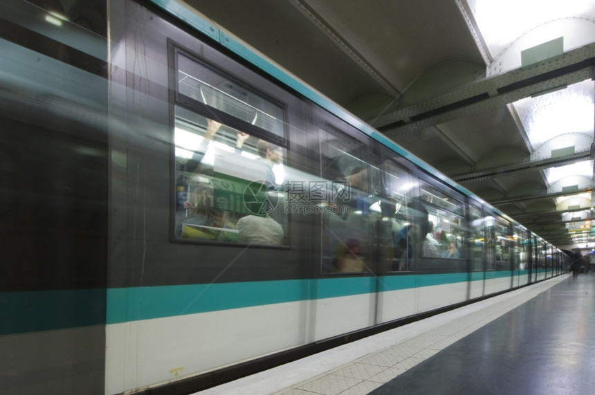 快速加的地铁下运输离开平台运动与倒影和上下班者一起模糊来离开车站形成一种非常动态的行走感觉在旅行中者巴黎反射图片