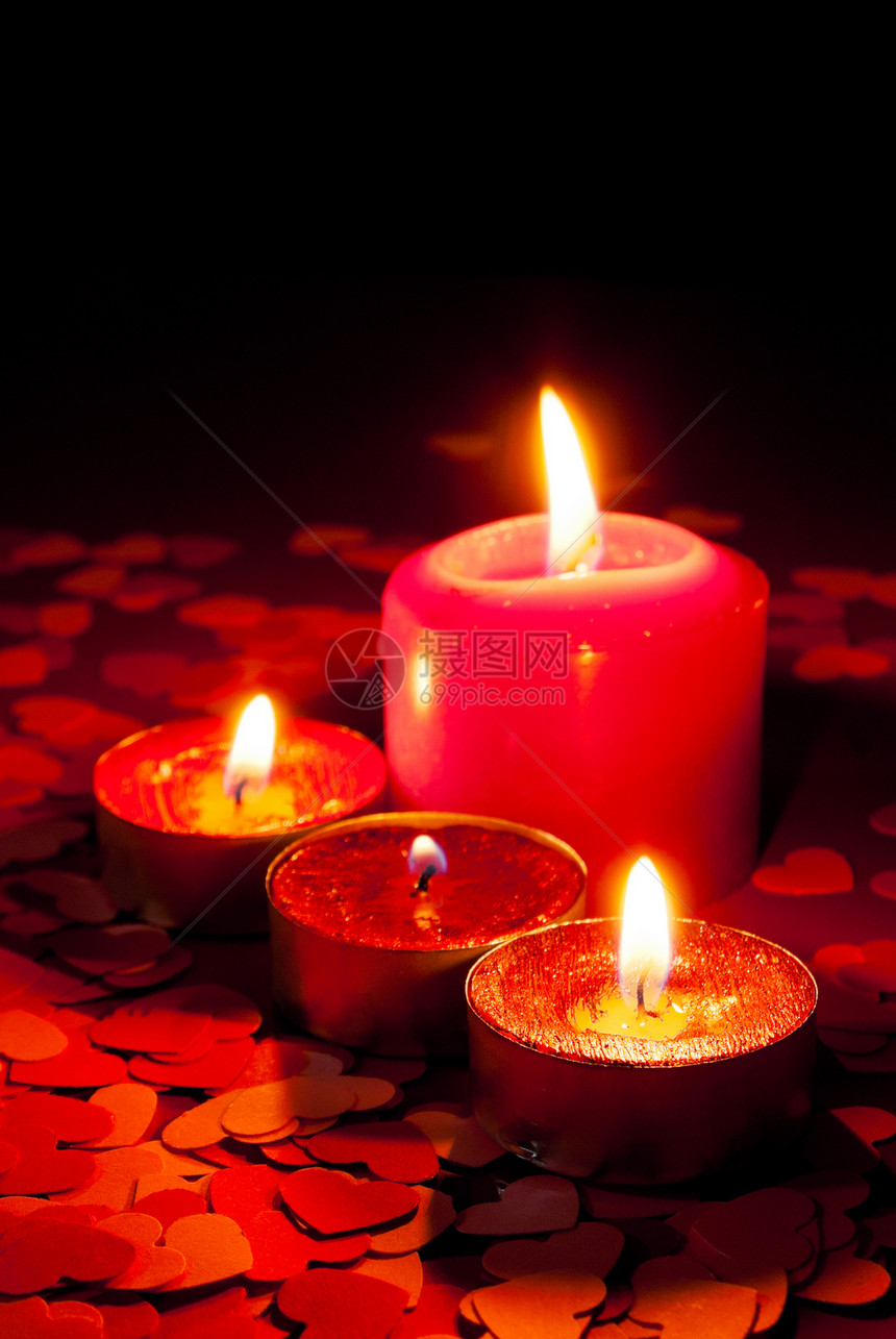 四根烧着的蜡烛红底有心脏形状情人节冷静的安图片