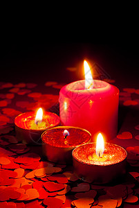四根烧着的蜡烛红底有心脏形状情人节冷静的安图片
