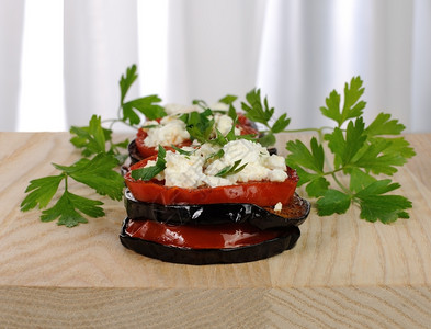烤番茄和柑橘西红柿茄陶器美味的起司图片
