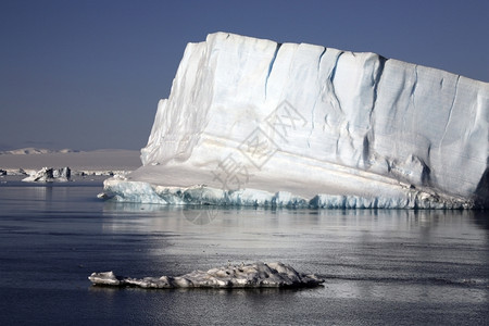 南极洲海面上的冰山图片