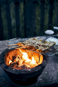 炭火上的烤猪肉图片