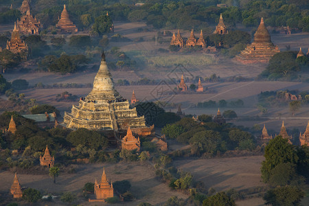 缅甸清晨阳光下的寺庙佛塔宝图片