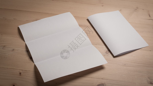 文档框架商业木制桌上的白纸笔记图片