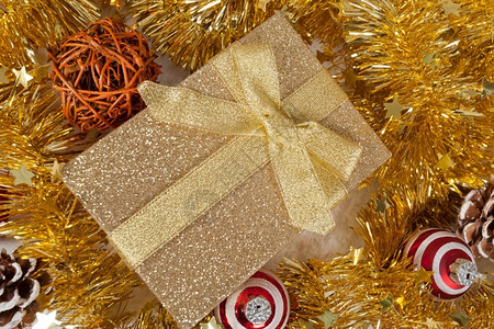 红色的季节雪优美黄金圣诞礼物包和装饰品图片