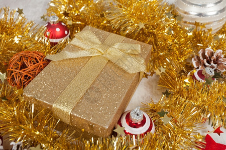 圣诞节优美的黄金圣诞礼物包和装饰品庆典雪图片