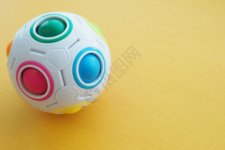 足球竞彩小路为了在黄色背景的文字空间中以一个球形式里面有色彩多的球在黄色背景上一种设计图片