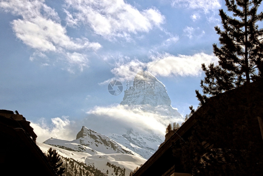 山上的积雪和白云图片