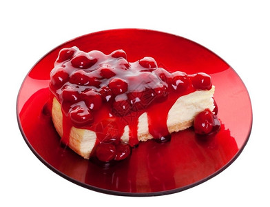 花生樱桃芝士蛋糕在糖果苹红色盘子上卖白种背景拍摄一放纵水果图片