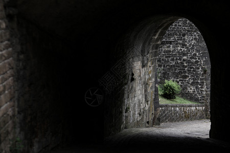 变黑带石墙的暗大门通过道堡垒坡度图片