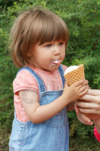 吃冰激凌的小女孩图片