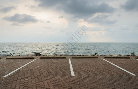 停車處路面海洋带有景的泊车场图片