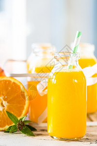 用甘蔗瓶装新鲜橙汁凉爽的液体西班牙图片