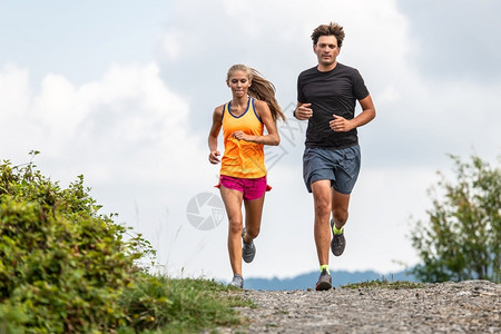 活动山上各行业的跑步者自然身体的背景图片