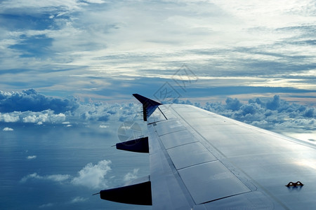 翅膀飞机翼在美丽的云上飞行时视线旅图片