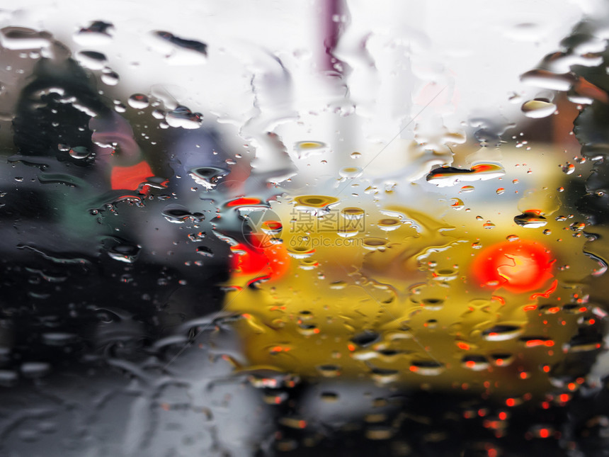 瓦尔塔诺夫车内看到的挡风雨里面黄色的图片