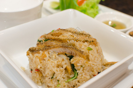 泰国饭碗上炒鱼炸米新鲜的白色图片