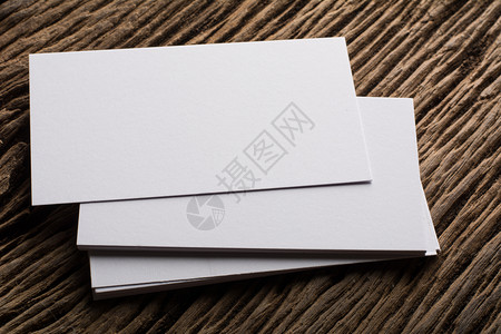空白的卡片企业形象空白色名片演示文稿在木背景上的企业形象空白色名片演示文稿打印背景图片