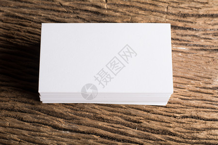 打印白色的复制企业形象空白色名片演示文稿在木背景上的企业形象空白色名片演示文稿背景图片