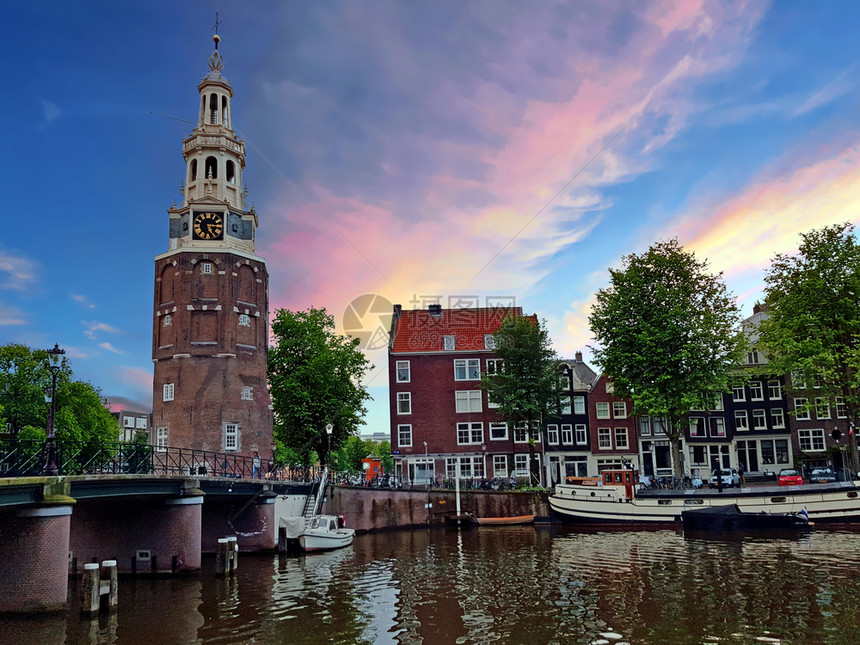 暮户外传统的中世纪水塔蒙特尔班塔日落时在荷兰阿姆斯特丹镇图片