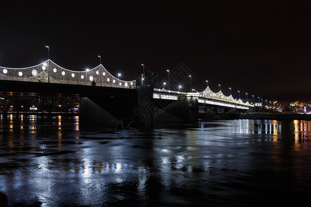 地标反射穿越涅瓦河的吊桥夜间在圣彼得堡放光英石背景图片