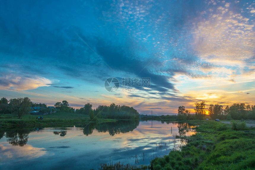 夏天俄罗斯伊万诺沃地区市160528俄罗斯伊万诺沃地区市乌德河上美丽的橙色日落蓝云图片