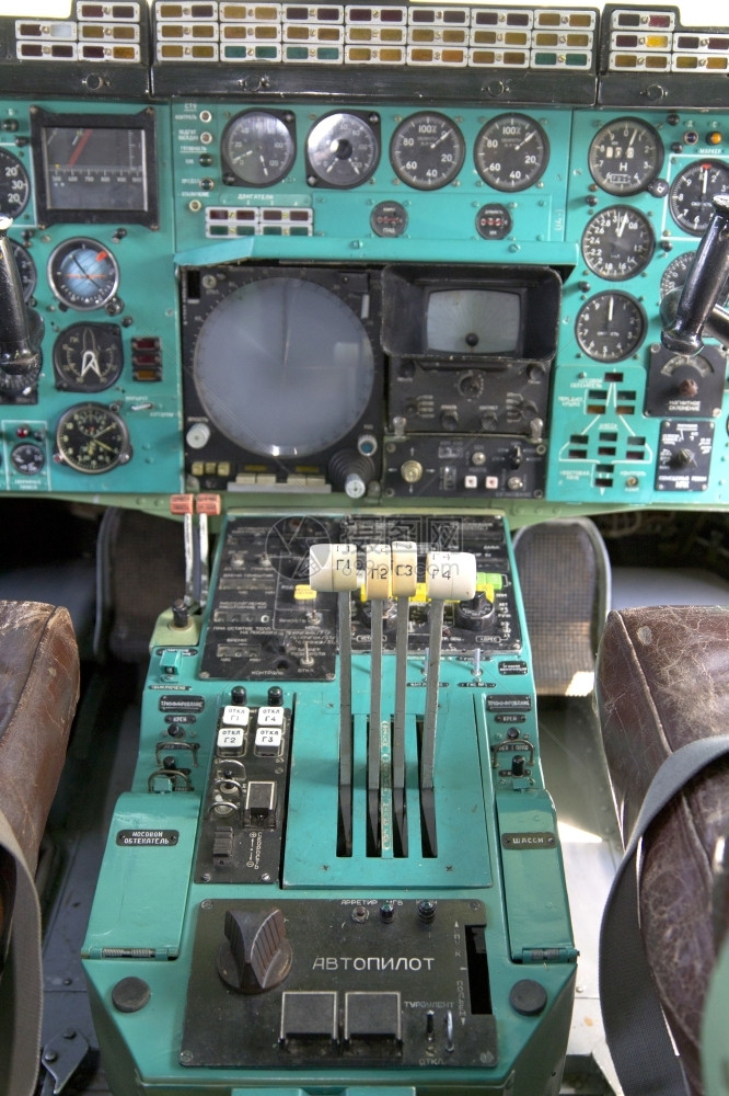 飞行员杠杆风门机驾驶舱推力控制杆顶上手举起飞Tu14图片