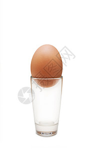 玻璃杯上的鸡蛋背景图片