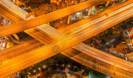 车尾巴曼谷高速公路的长尾光环绕着高速公路的风景城市图片