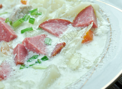 酸的KielbasaSoup波兰香肠和蔬菜汤奶油煮熟的图片