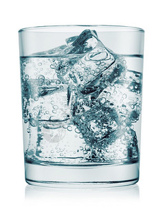 玻璃杯冷水白色背景隔离气体和健康降低冰图片