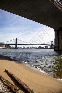 布鲁克林大桥下海岸带沙子和曼哈顿大桥的风景提示旅游约克图片