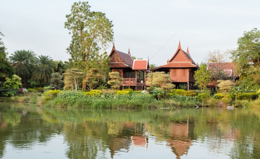 带花园的泰国木屋传统反射建造图片