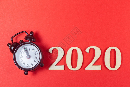 优质的日历新20年木制数字和红色背景的黑闹钟图片
