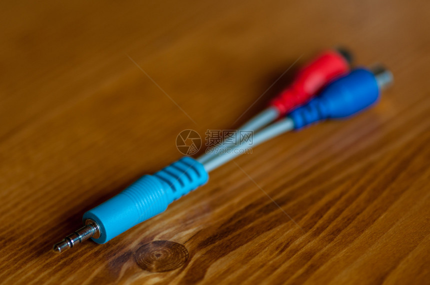 里戈技术关闭木制桌子上的插接线电缆图片