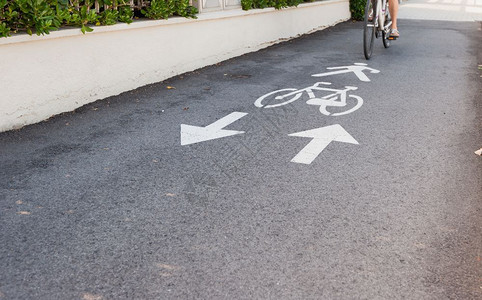 一种骑自行车的人灯笼路标和箭头A自行车道图片