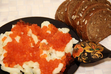 美食咸用具仍然与俄罗斯食物鱼子酱和土豆一起生活图片