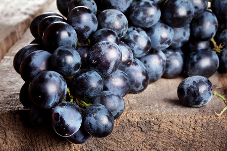 甜点一种水果蓝木本底的一连串成熟葡萄背景图片