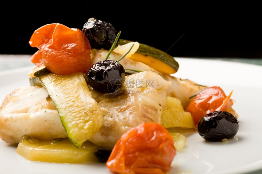 饮食以橄榄和西红柿为生的美味烤鳕鱼照片可口美食图片