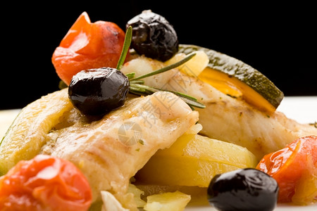 以橄榄和西红柿为生的美味烤鳕鱼照片可口美味健康图片