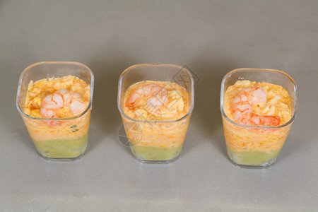 绿色三个有螃蟹鳄梨和虾作为开胃菜的海豚橙玻璃图片
