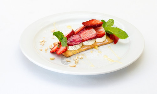 覆盆子甜点在白盘餐饮食物上薄荷草莓图片