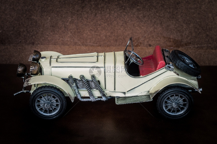 车辆优质的棕色皮革衬垫上的古董玩具车汽图片