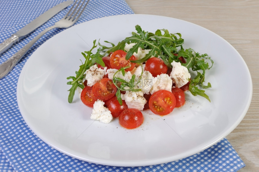 配樱桃番茄和莫扎里拉的轻光青蓝色沙拉开胃菜奶酪芝麻图片