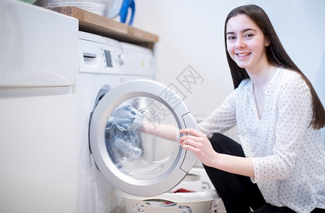 卸货家庭清扫洗涤机房帮家务的少女纵向肖像洗衣店帮助图片
